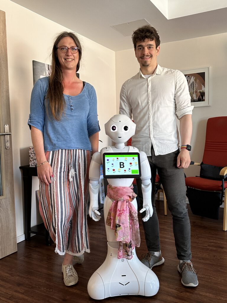 Pflege forscht – Roboter Charlie im Einsatz in Lübeck